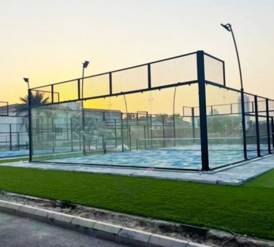 What are the factors that affect the lifespan of an indoor padel court?